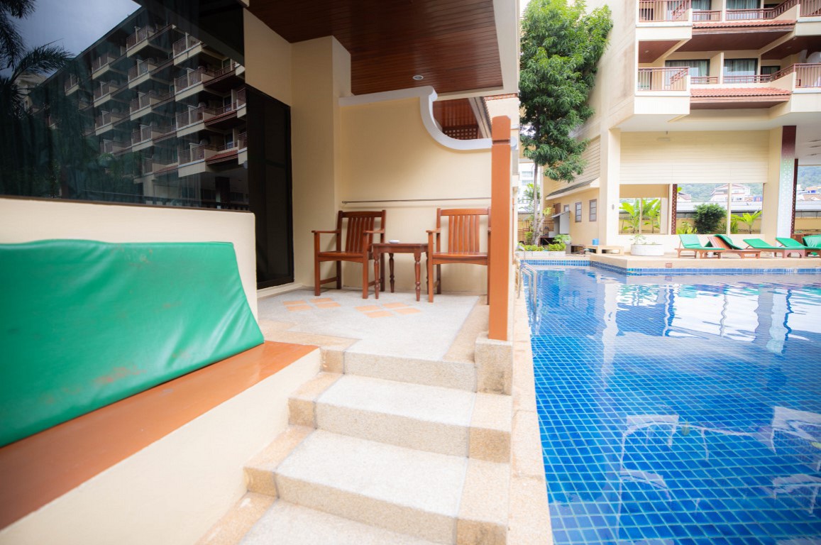 Poolside Access King Room