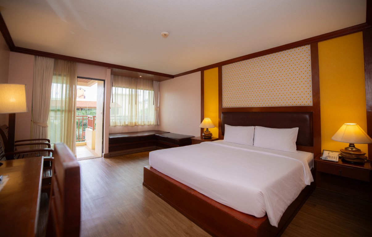Premium Pool View King Room