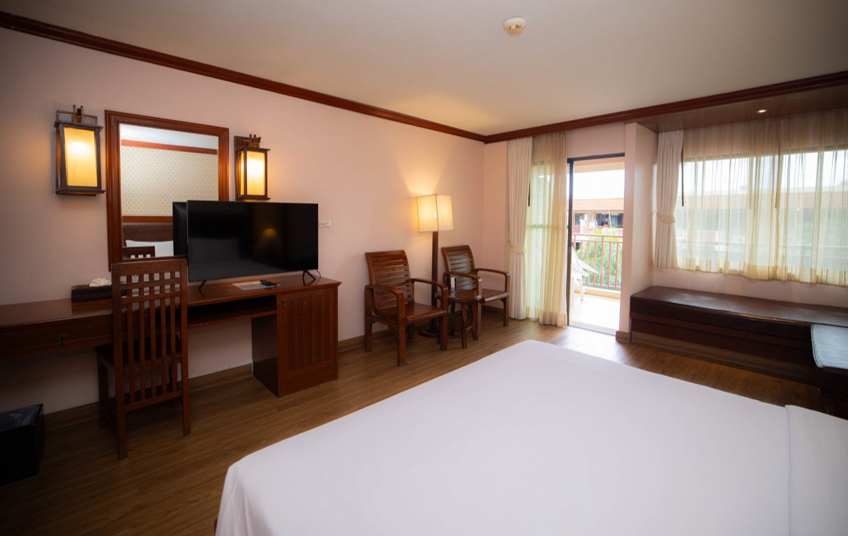 Premium Pool View King Room