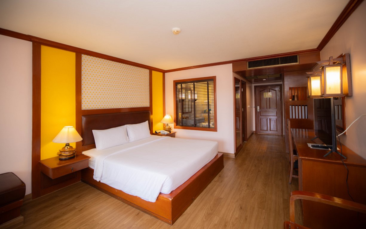 Premium Pool View King Room